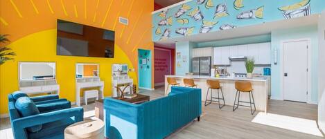 Smart-TV, Tischtennisplatte, Bücher