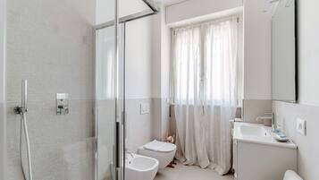 Doccia, asciugacapelli, bidet