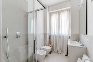 Dusche, Haartrockner, Bidet
