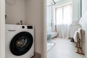 Shower, hair dryer, bidet - Near the centre of Como (Ria Apartment) (Como)