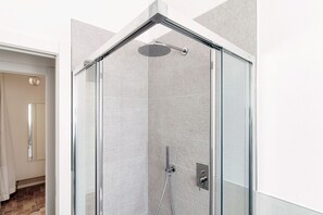 Dusche, Haartrockner, Bidet