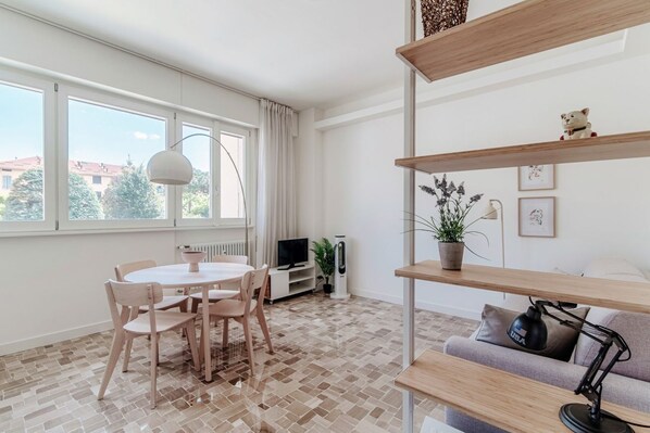 Interior - Near the centre of Como (Ria Apartment) (Como)