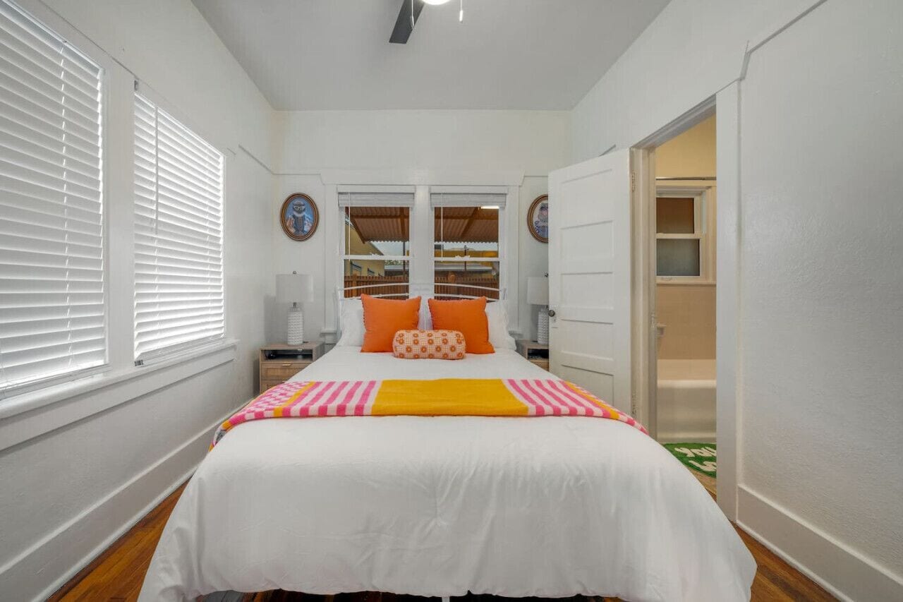 1 soverom, skrivebord, strykejern/-brett og reiseseng for barn