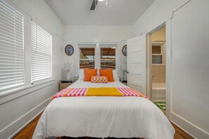 1 slaapkamer, een bureau, een strijkplank/strijkijzer, reisbedje