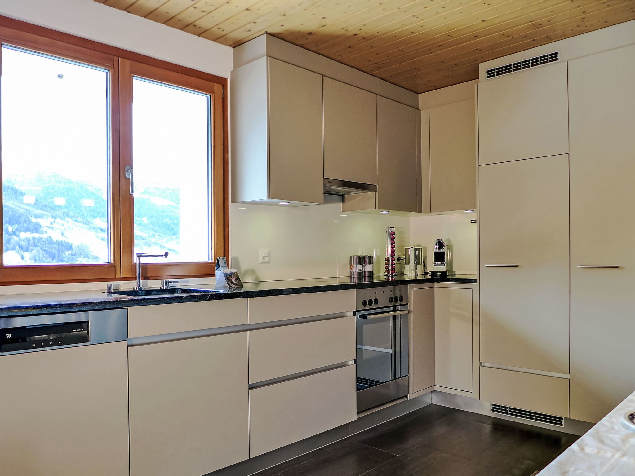 冷蔵庫、オーブン、食器洗い機、トースター