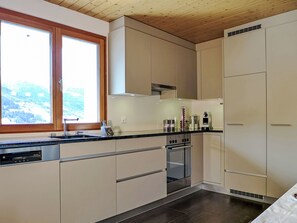 Kjøleskap, ovn, oppvaskmaskin og brødrister