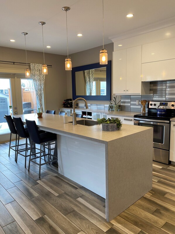 Kylskåp, mikrovågsugn, ugn och spishäll