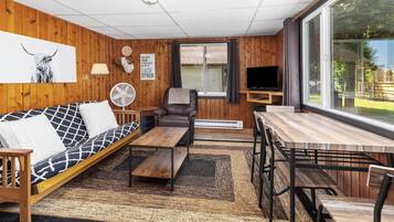 Standard-mökki, patio | 1 makuuhuone, kannettavalle tietokoneelle sopiva työtila, ilmainen Wi-Fi