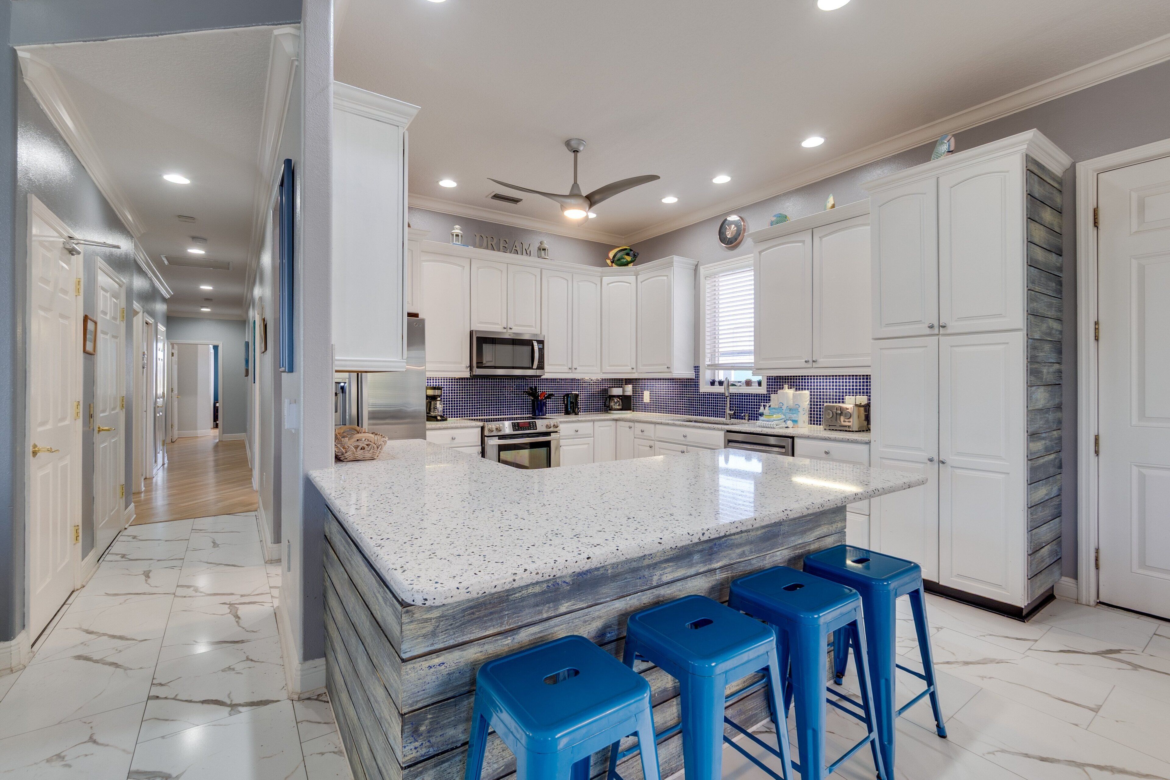 ثلاجة، ميكروويف، فرن، موقد طهي مسطح