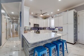 冷蔵庫、電子レンジ、オーブン、コンロ