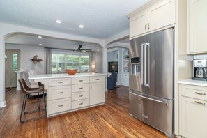 電子レンジ、オーブン、コンロ、食器洗い機