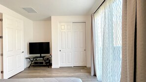 1 dormitorio, tabla de planchar con plancha, wifi y ropa de cama