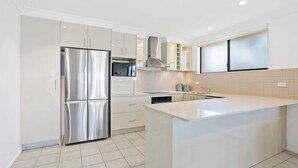Appartement | Privékeuken | Een koelkast/vriezer, een magnetron, een oven, een kookplaat