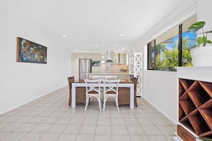 Apartment | In-room dining - Little Palms by Burleigh Letting Co (Palm Beach)