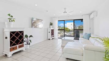 Apartamento | Área de estar | Smart TV 55 cm com canais digitais, Netflix, serviços de streaming