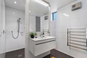 Dusche, Haartrockner, Handtücher, Seife