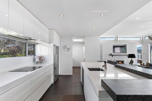 Private kitchen - Lake & Mountain views, close to ski fields. Executive living - 3 bed/3 bath, spa (Wanaka)