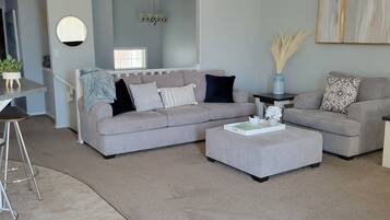 Smart TV, chimenea, mesa de ping pong