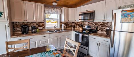 Een koelkast, een microgolfoven, een oven, een kookplaat