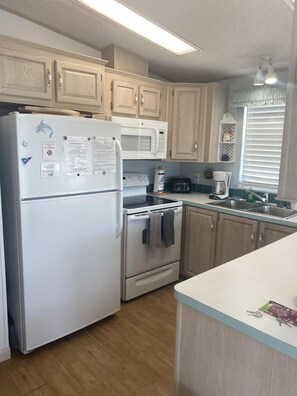 Fridge, microwave, oven, stovetop - Mermaid House - Venture Out Lot 089 (Cudjoe Key)