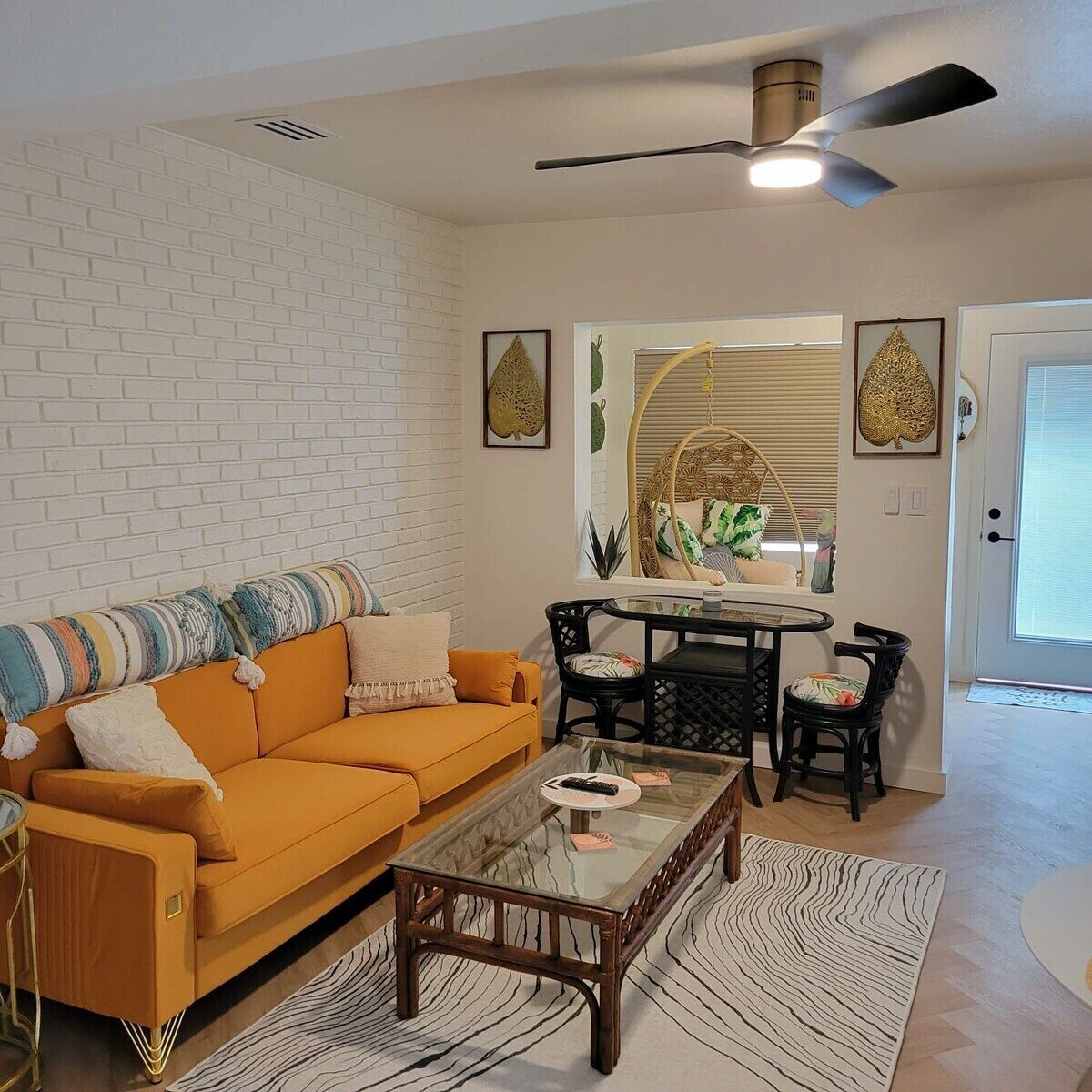 Charming Retro Beach Retreat: Modern Comforts, Prime Location Near Beach & Flagler Ave