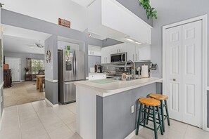 Fridge, microwave, oven, dishwasher - Condo in Naples Walk! 2 Miles to the Beach! (Naples)