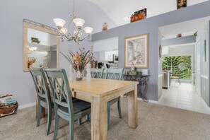 Dining - Condo in Naples Walk! 2 Miles to the Beach! (Naples)