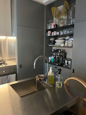Geladeira, micro-ondas, fogão, cooktop