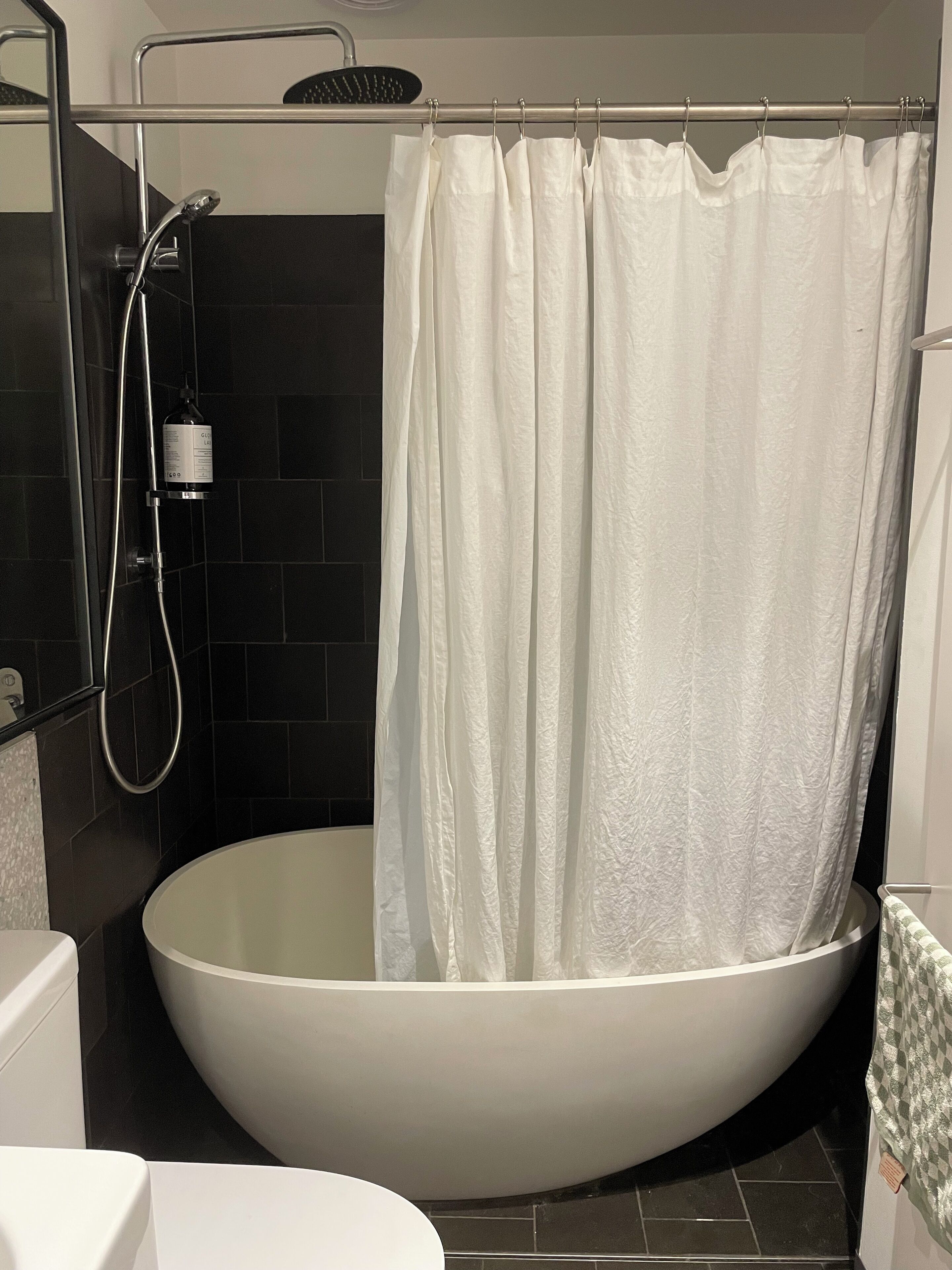 Articles de toilette écologiques, sèche-cheveux, serviettes fournies