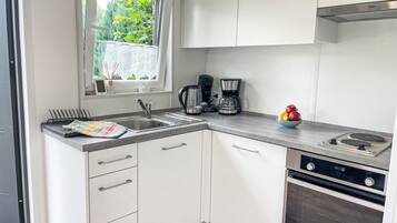 Jääkaappi, uuni, keittoastiat/astiat/ruokailuvälineet