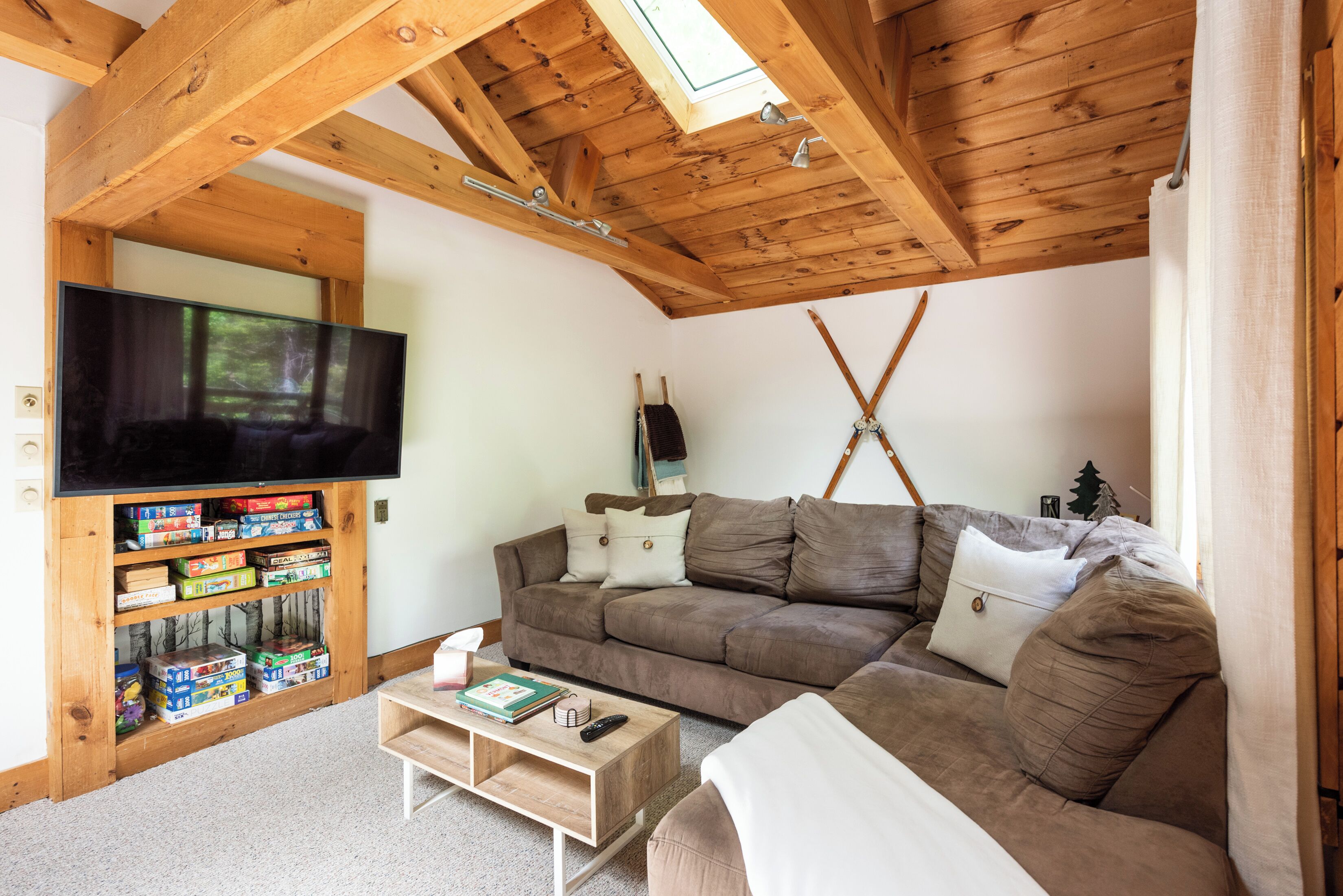 Smart-tv, een open haard en boeken