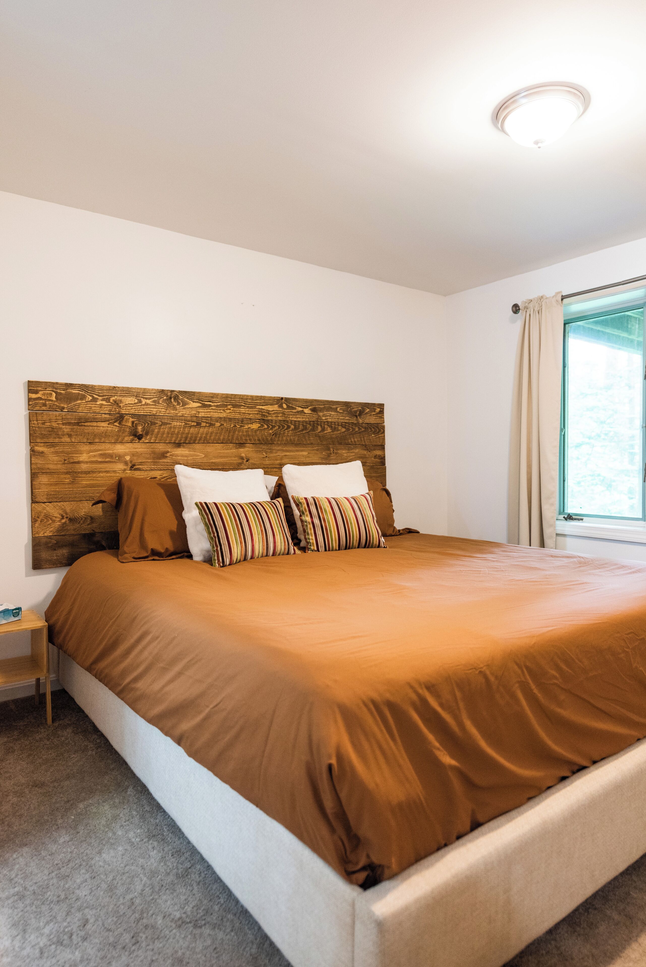 4 slaapkamers, een bureau, een strijkplank/strijkijzer, reisbedje