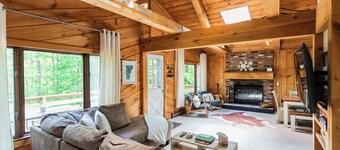 Private cabin: 7 mins to slopes, wood fireplace
