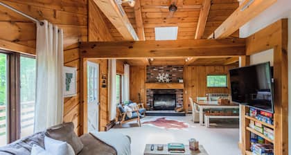 Private Chalet: walk to hiking/biking trails and golf course