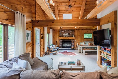 Private Chalet: walk to hiking/biking trails and golf course
