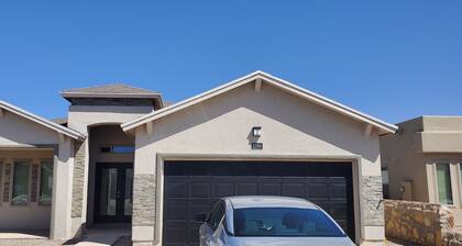 Charming new home with 3BR and 3 full bath near Eastlake/Socorro/Horizon area.
