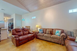 TV - PB205 Shared Pool. Pet Friendly, Parking for 2 Vehicles (Port Aransas)