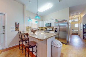 Fridge, microwave, oven, stovetop - PB205 Shared Pool. Pet Friendly, Parking for 2 Vehicles (Port Aransas)