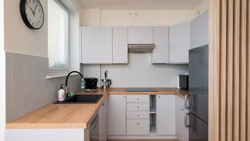 Jääkaappi, liesi, astianpesukone, kahvin-/teenkeitin