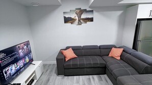 Smart TV - Guest Suite in SouthWest Edmonton (Edmonton)