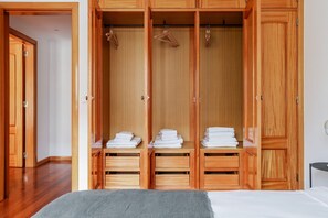 3 bedrooms, iron/ironing board, WiFi, bed sheets - Blueground | Carcavelos, furniture & full kitchen (Carcavelos)