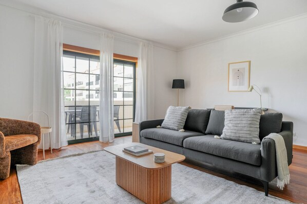 TV, stereo - Blueground | Carcavelos, furniture & full kitchen (Carcavelos)