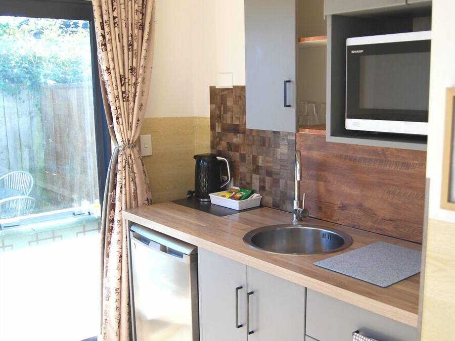 Standard Studio, Non Smoking | Private kitchen | Mini-fridge, microwave, toaster, paper towels