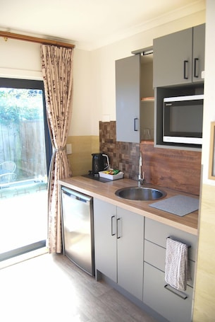 Standard Studio, Non Smoking | Private kitchen. Energy Motor Lodge