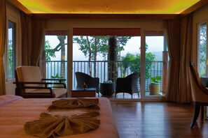 Rom – deluxe, utsikt mot høyde | Sengetøy av topp kvalitet, skrivebord og skrivebord for bærbar PC