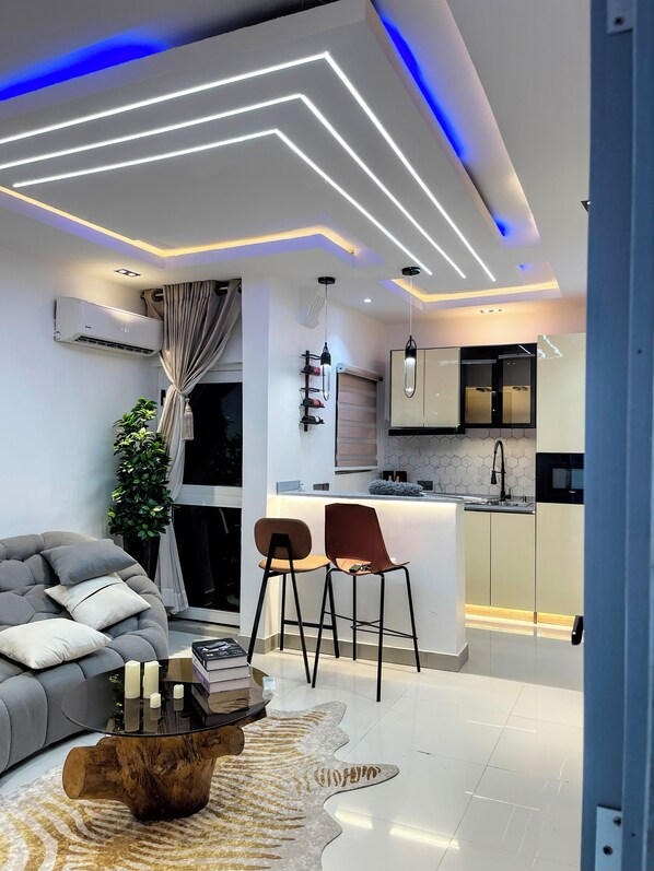 Royal Double Room, City View | Living area