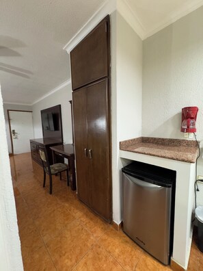 Desk, laptop workspace, free WiFi, bed sheets - Hotel San Martin (Hermosillo)