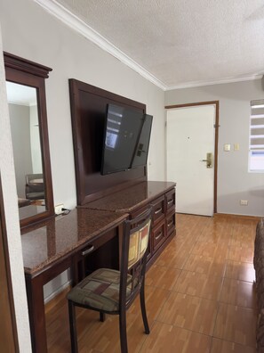 Skrivebord, skrivebord for bærbar PC, wi-fi (inkludert) og sengetøy