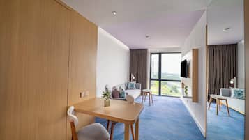 Junior-Suite, 1 King-Bett, Seeblick | Zimmersafe, laptopgeeigneter Arbeitsplatz, Verdunkelungsvorhänge