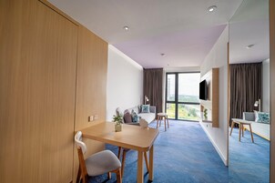 小型套房, 1 张特大床, 湖景 | 客房内保险箱、笔记本电脑工作区、遮光窗帘、熨斗/熨衣板